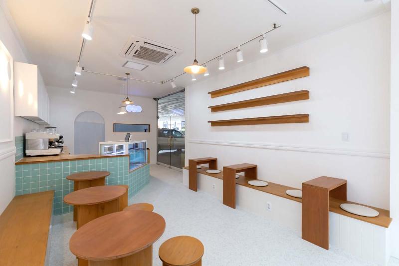 12 平米地球咖啡厅，白色&木色打造清新空间-6