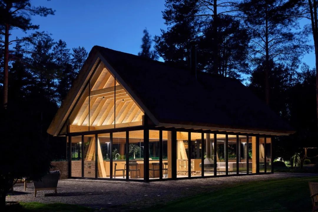湖边森林中的钢构游泳池房丨立陶宛-43