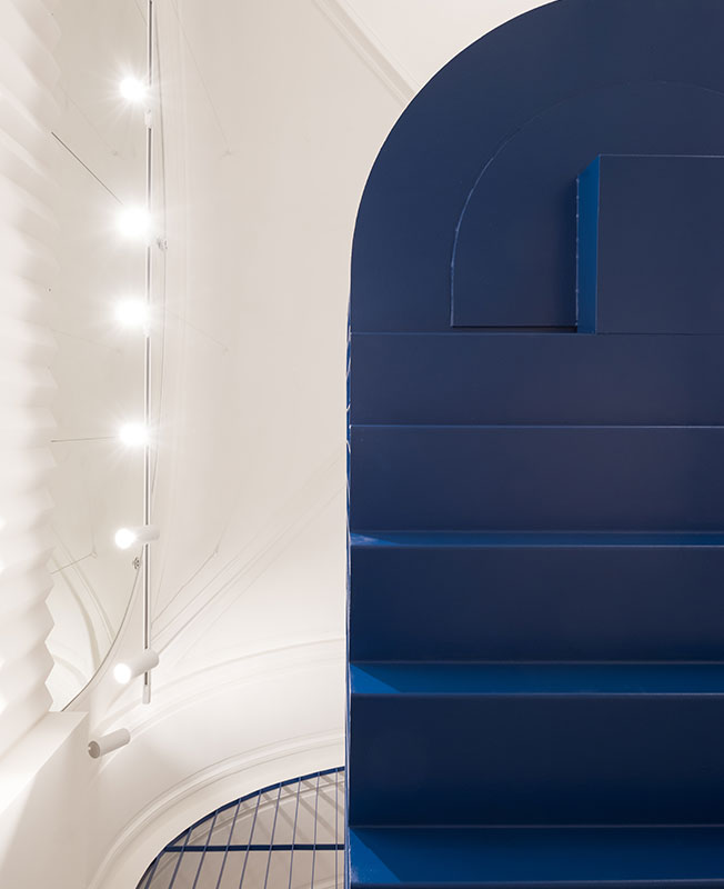 548㎡前莫斯科建筑局改造的时尚商店  LOGIC-10