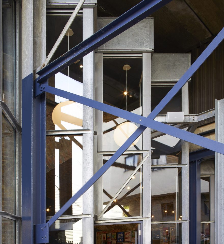 伦敦 Camden Town Brewery 啤酒馆,工业风格铁路拱门设计惊艳亮相-6