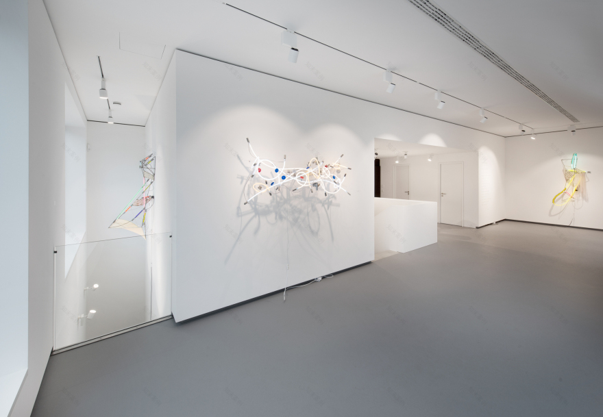 乌尔姆历史古城新公寓楼,双坡屋顶与玻璃底商空间设计-21