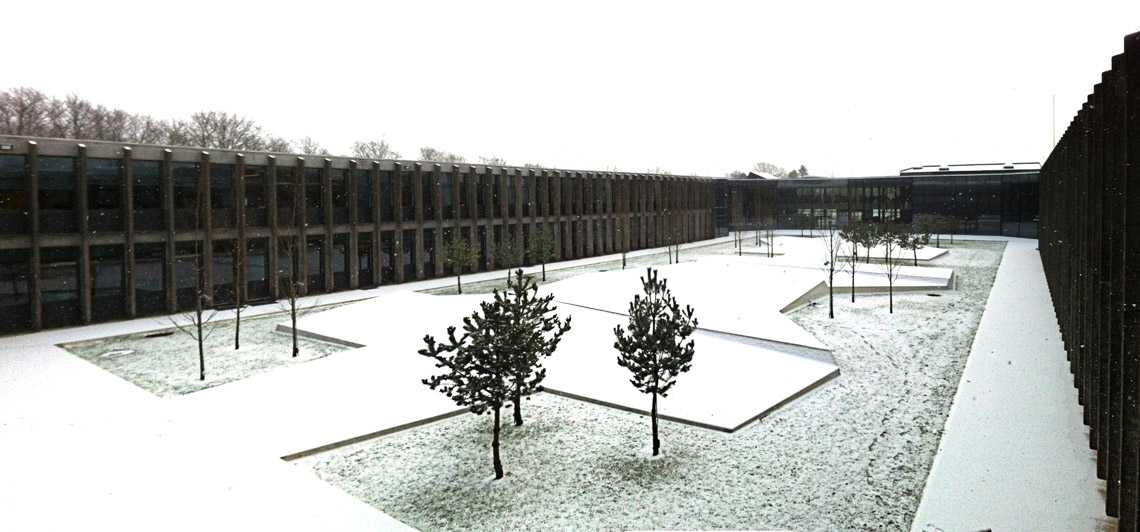 丹麦海宁体育馆折形混凝土庭院-8