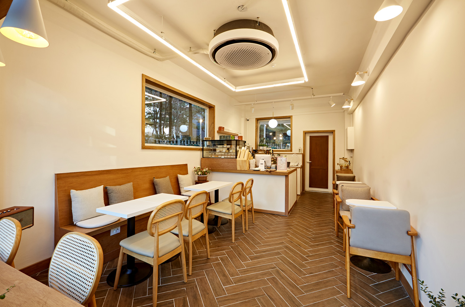 简约白色调 8 坪咖啡厅设计-4