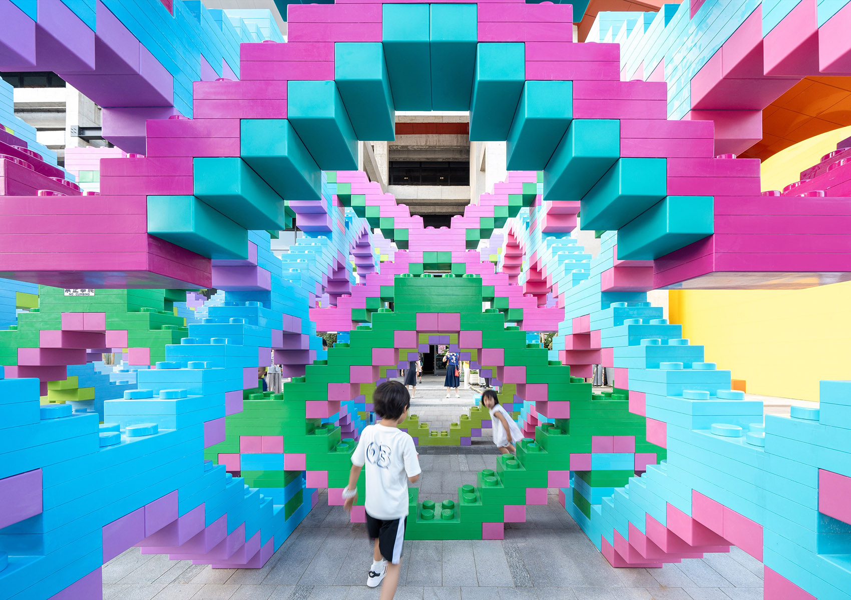 乐高® “世界玩乐节” – 《织光乐园》公共艺术装置丨中国上海丨大星吉子-25