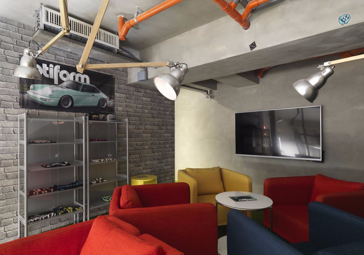 《变形金刚》般的科幻汽修店,工业风与后现代的完美融合-11