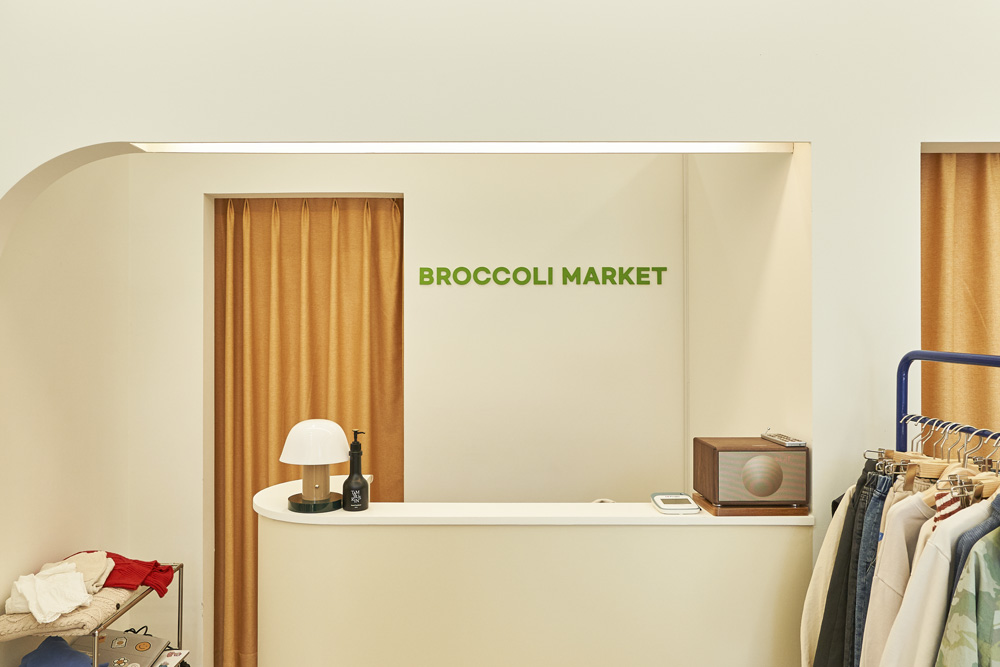 白色与木质的极简服饰店设计-5