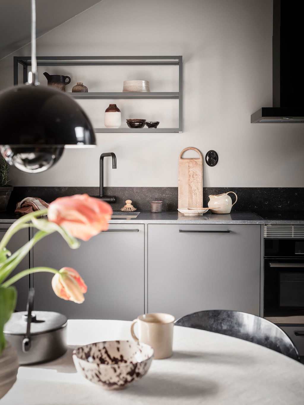 35 平米灰调顶楼公寓,独特设计展现极致空间魅力-12