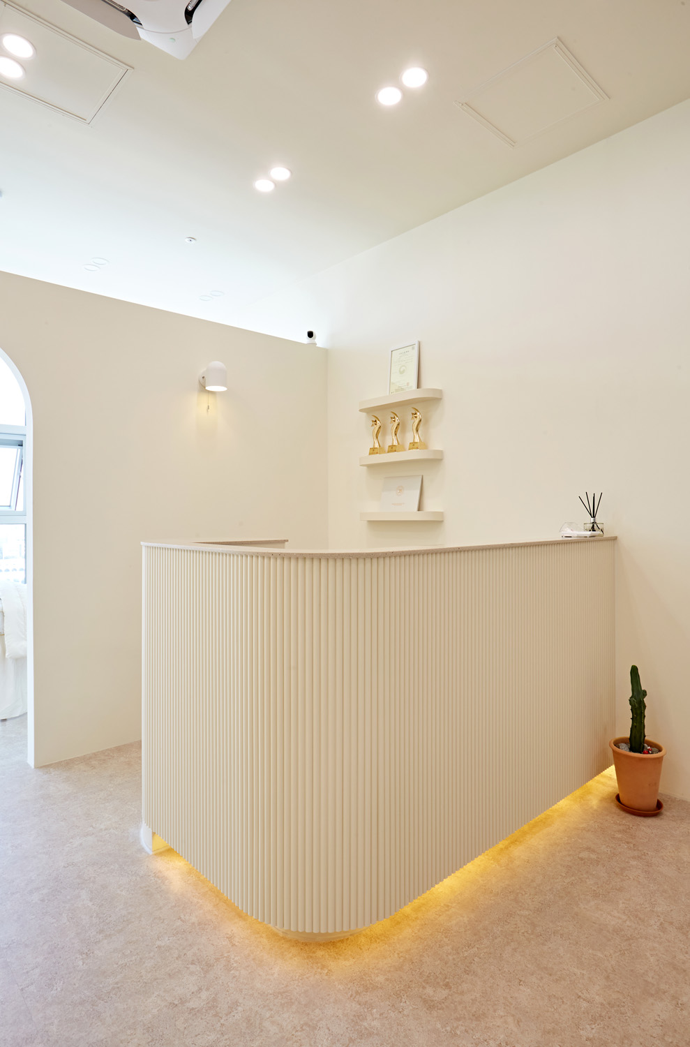 白色与混凝土的完美融合 | 9 坪小空间的精致室内设计-10