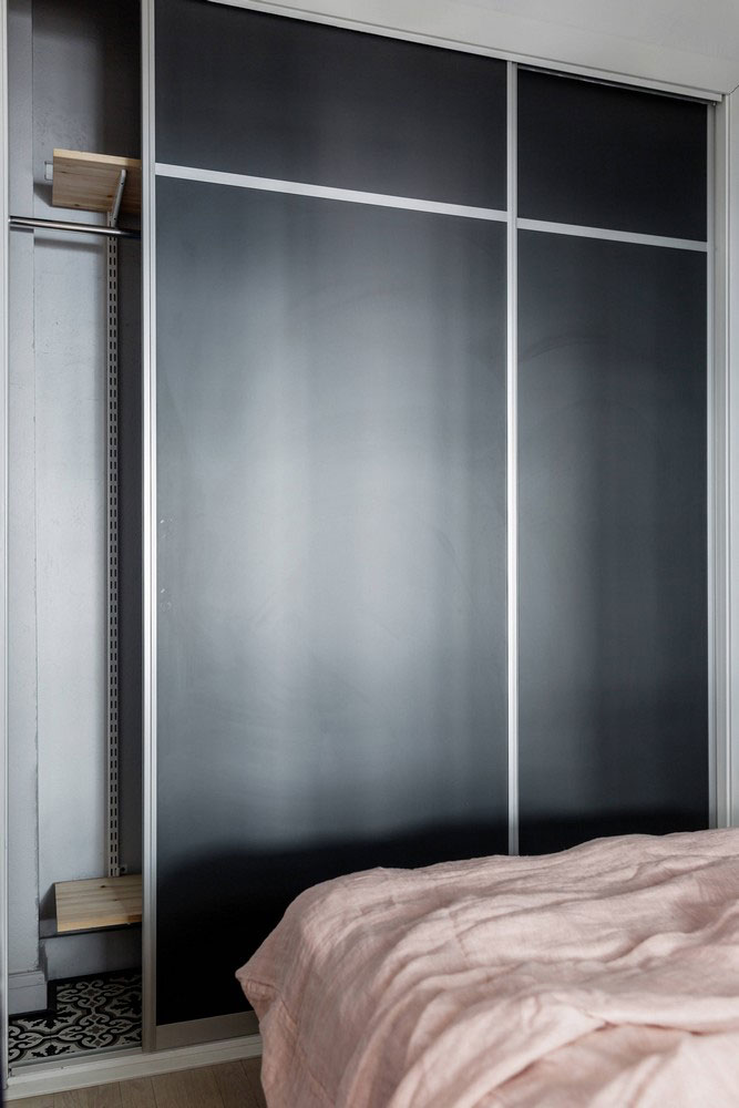 瑞典公寓的暗色调与亮丽装饰-16