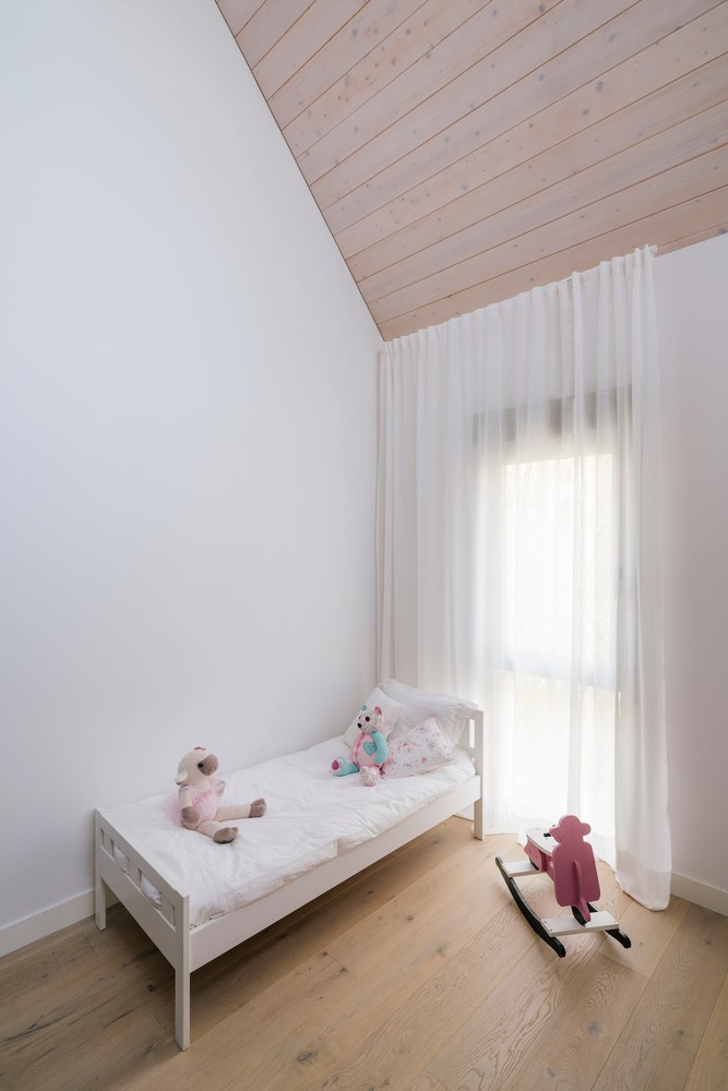 马德里锯齿形屋顶住宅-35