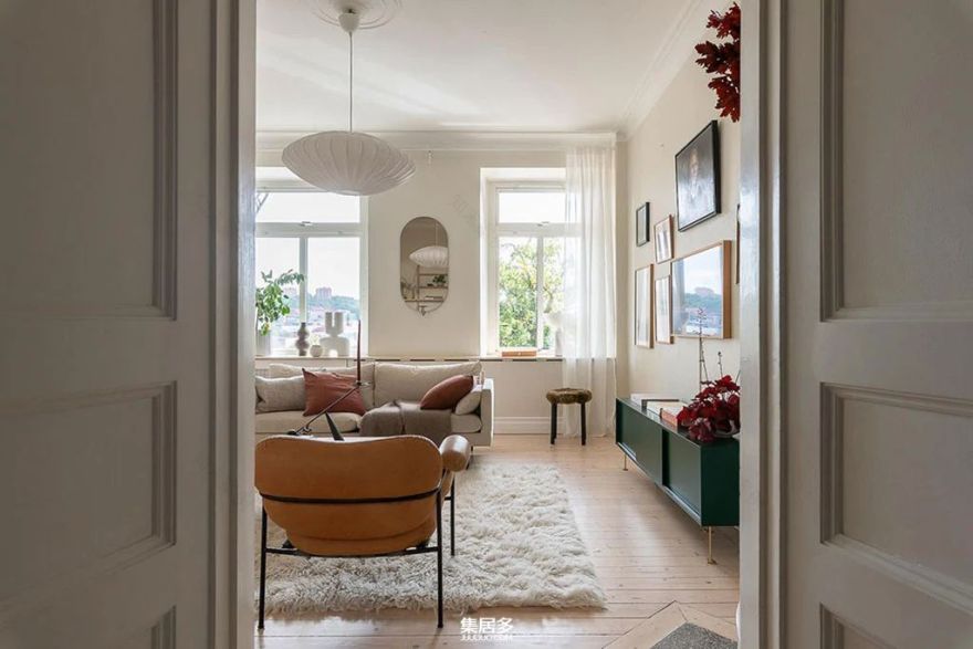 哥德堡明亮斯堪的纳维亚公寓的彩色画廊墙设计-3