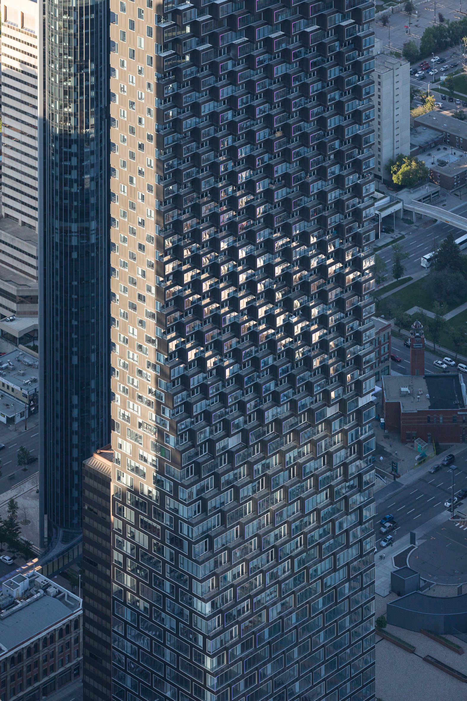 扭曲的加拿大卡尔加里"Telus Sky Tower" | 女性气息的设计-11