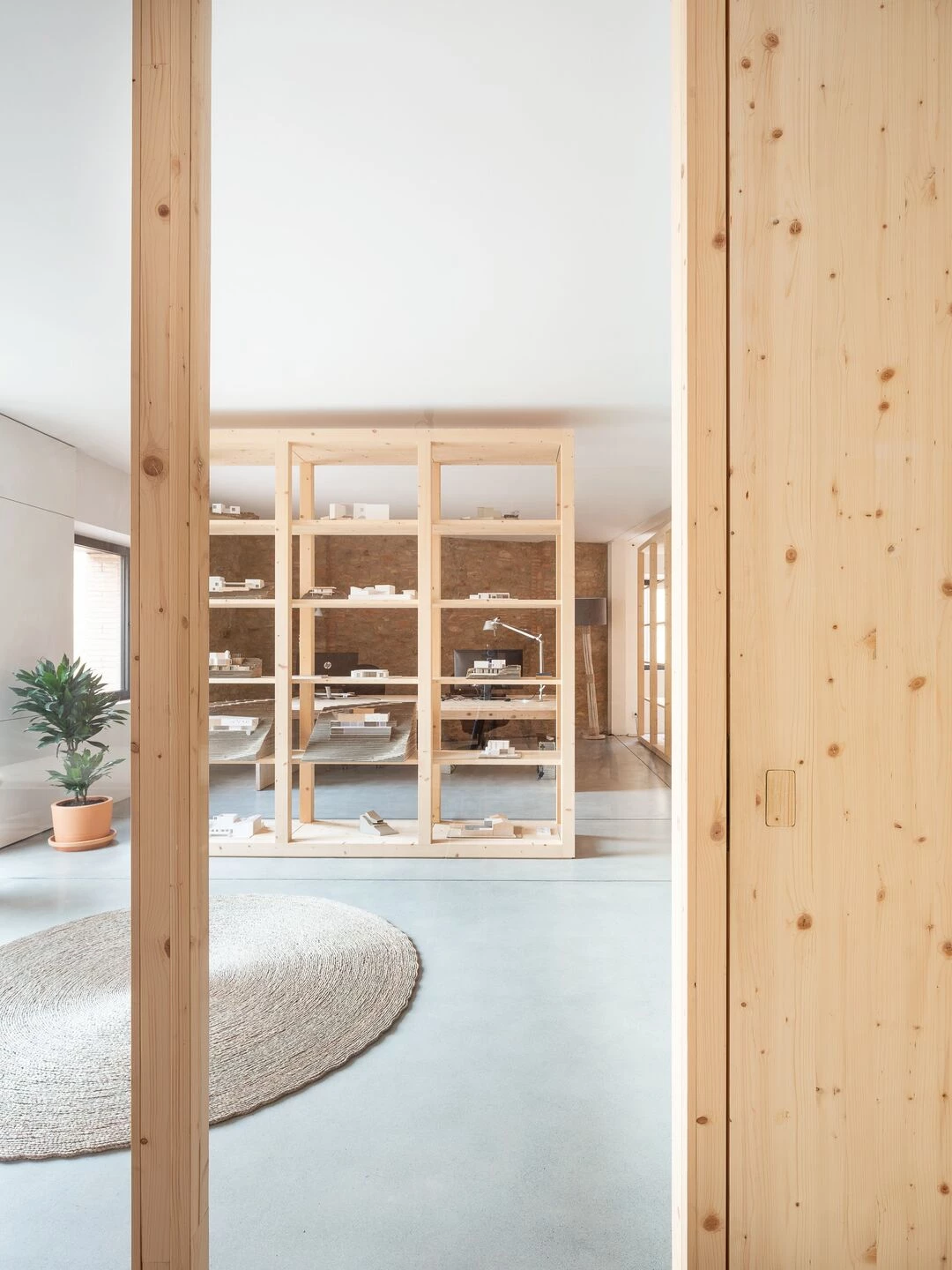 旧仓库新生 · Nordest Arquitectura 打造西班牙古村办公室-16