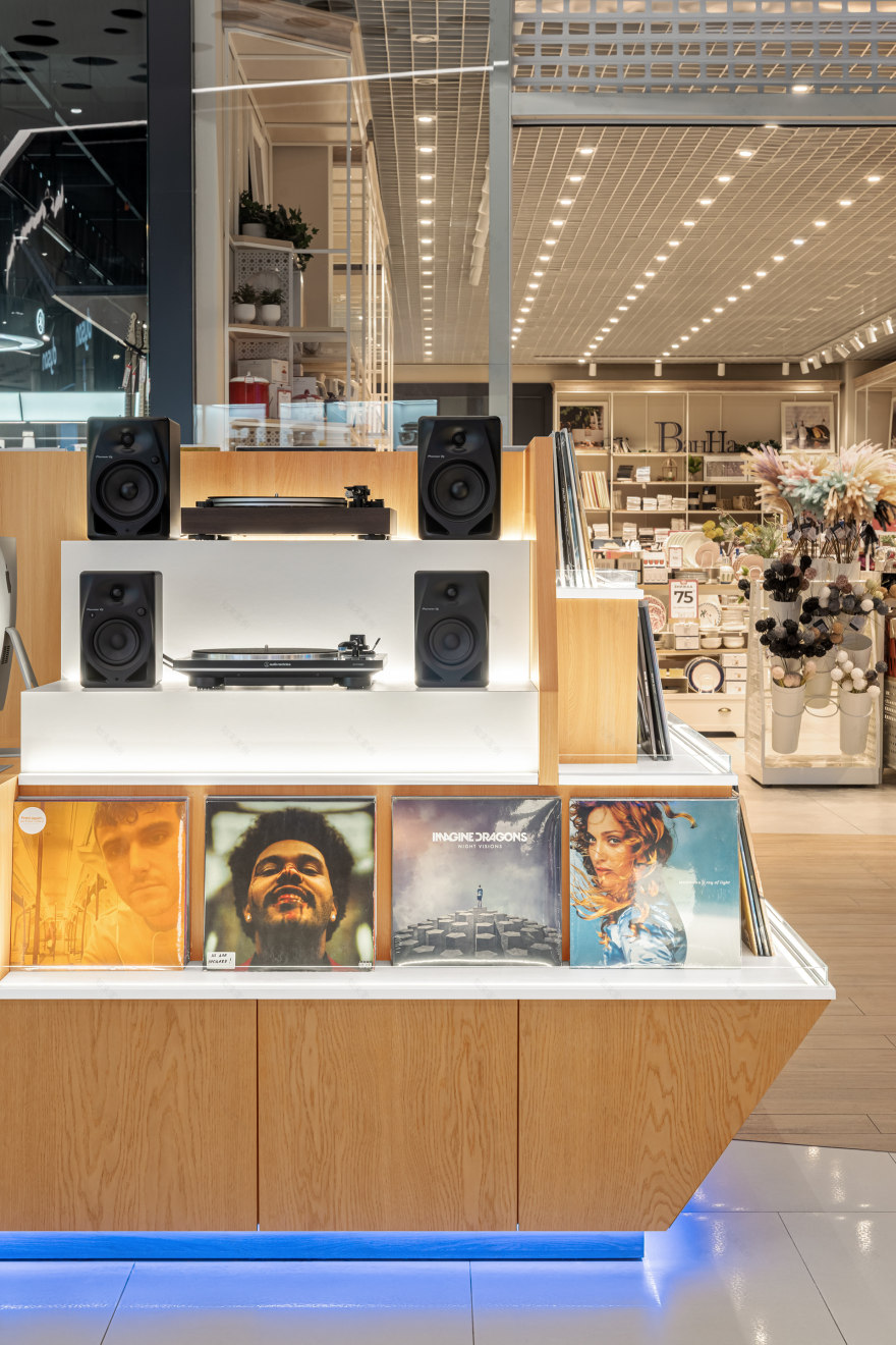 在商场播放黑胶唱片丨乌克兰基辅丨Julia Katerinych,Vitalii Sobchenko-44