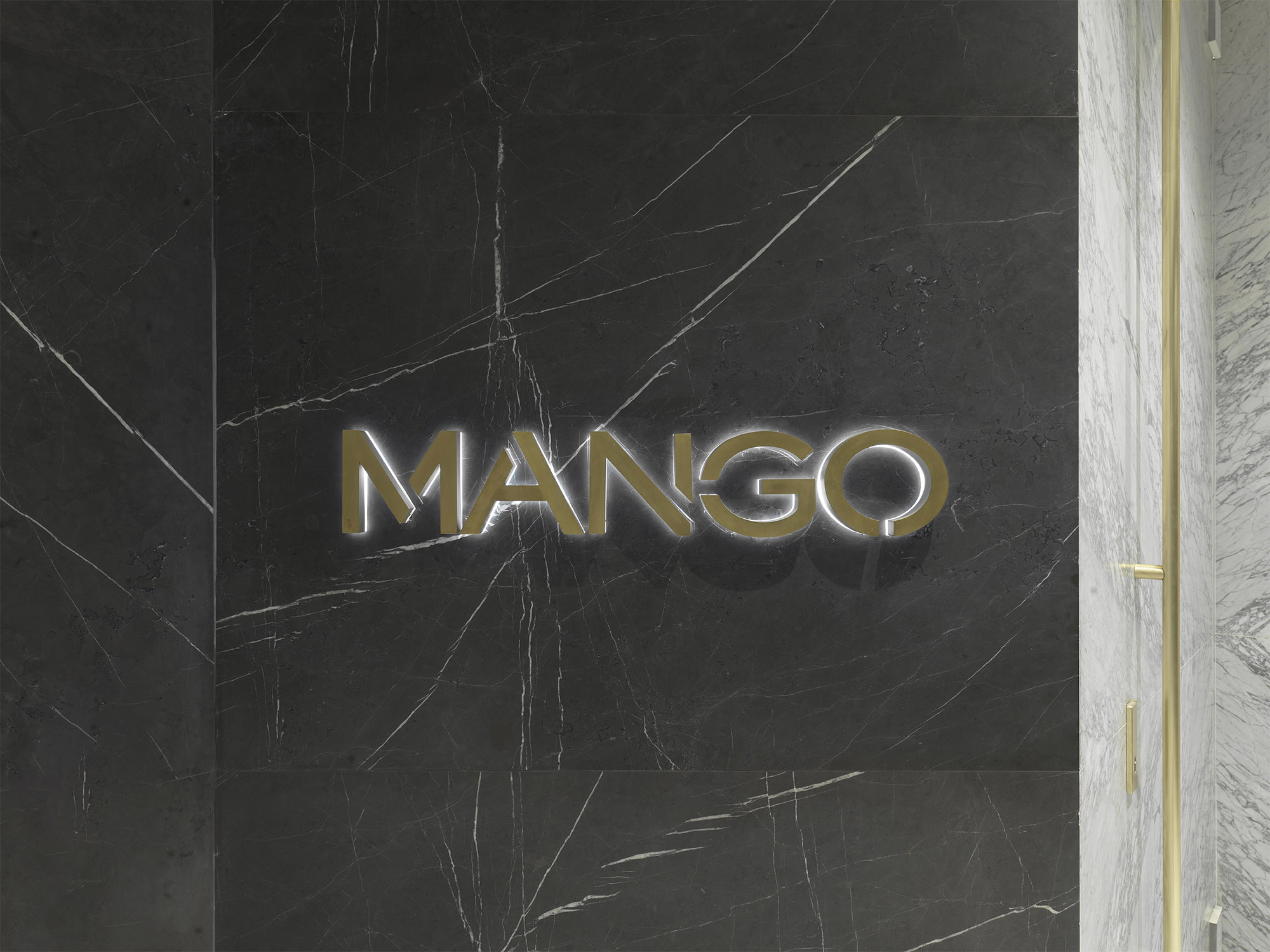 Mango 商店入口丨意大利佛罗伦萨-4
