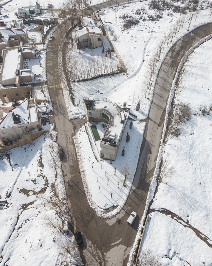 雪上度假胜地中的曲线住宅-47