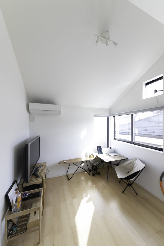 猫たちのお気に入りがいっぱい 適度な距離感で住まう大人4人と猫6匹の快適生活 | Architecture | 100%LiFE-5