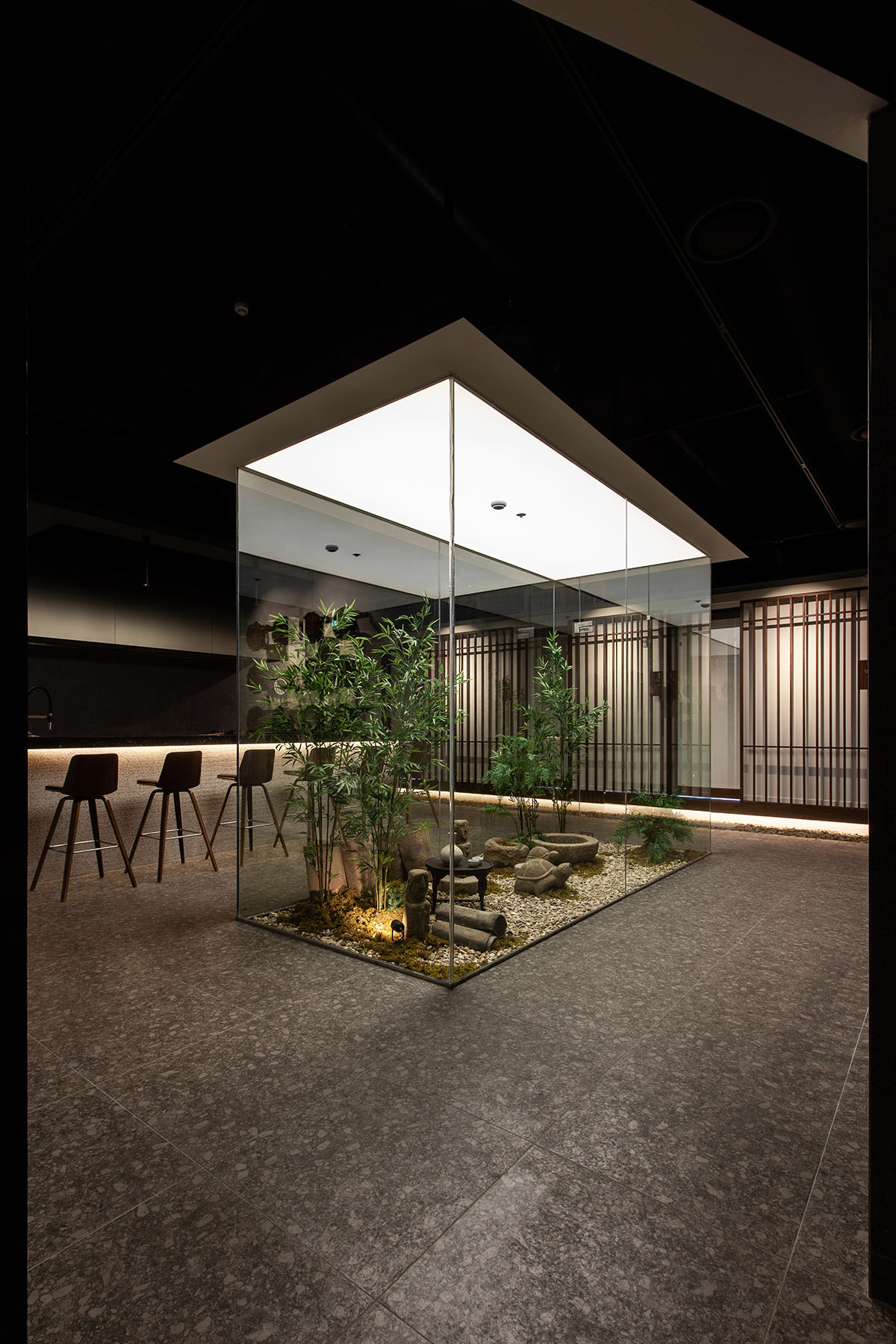 韩式餐厅“中央情报局”设计 | 石木庭院与传统氛围的完美结合-10