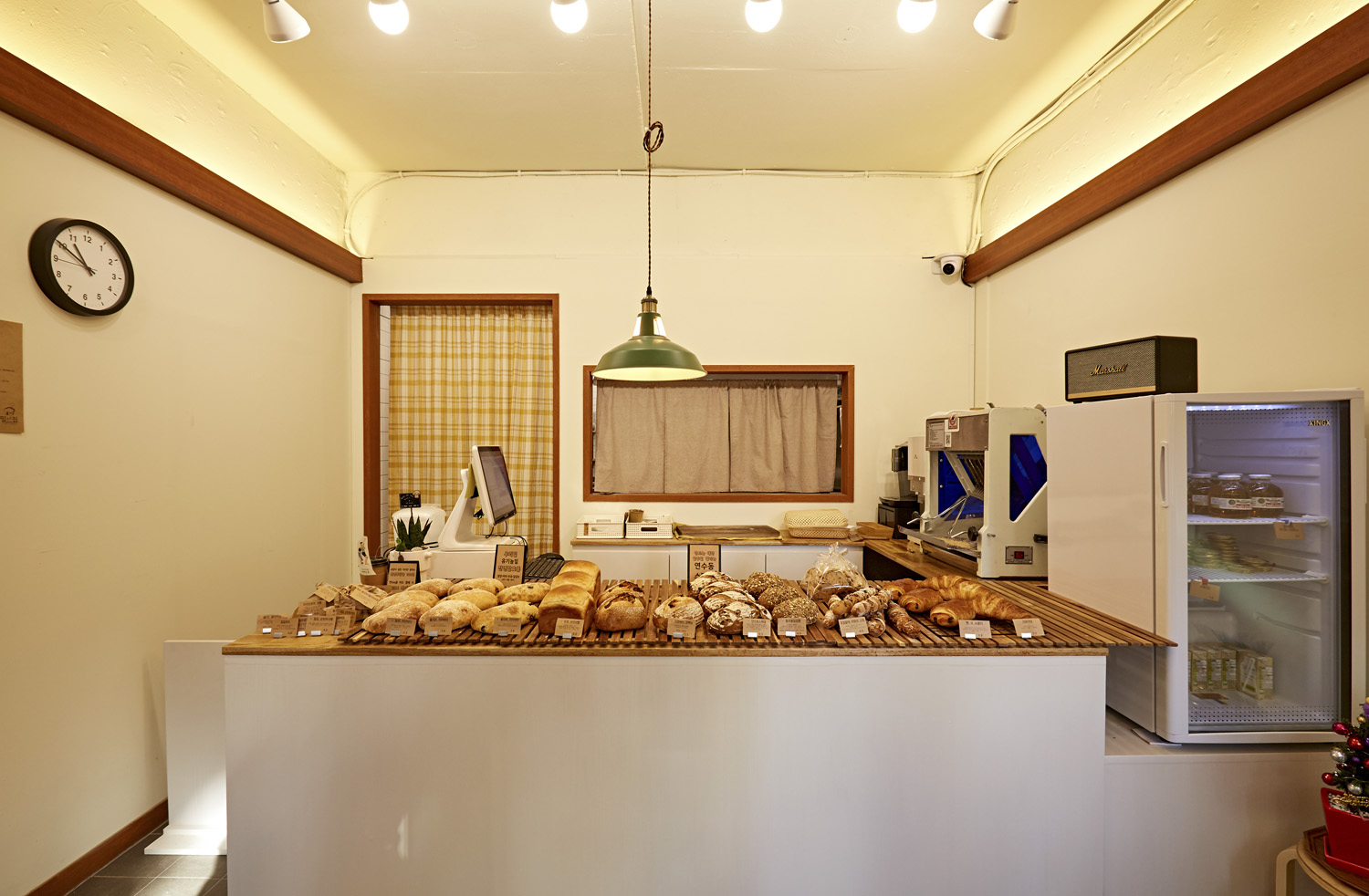 白色极简主义 | 韩国网红面包店的设计亮点-4