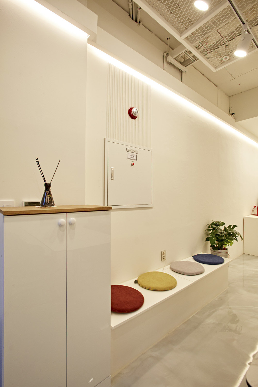 现代简约风 12 平米美妆店设计-13