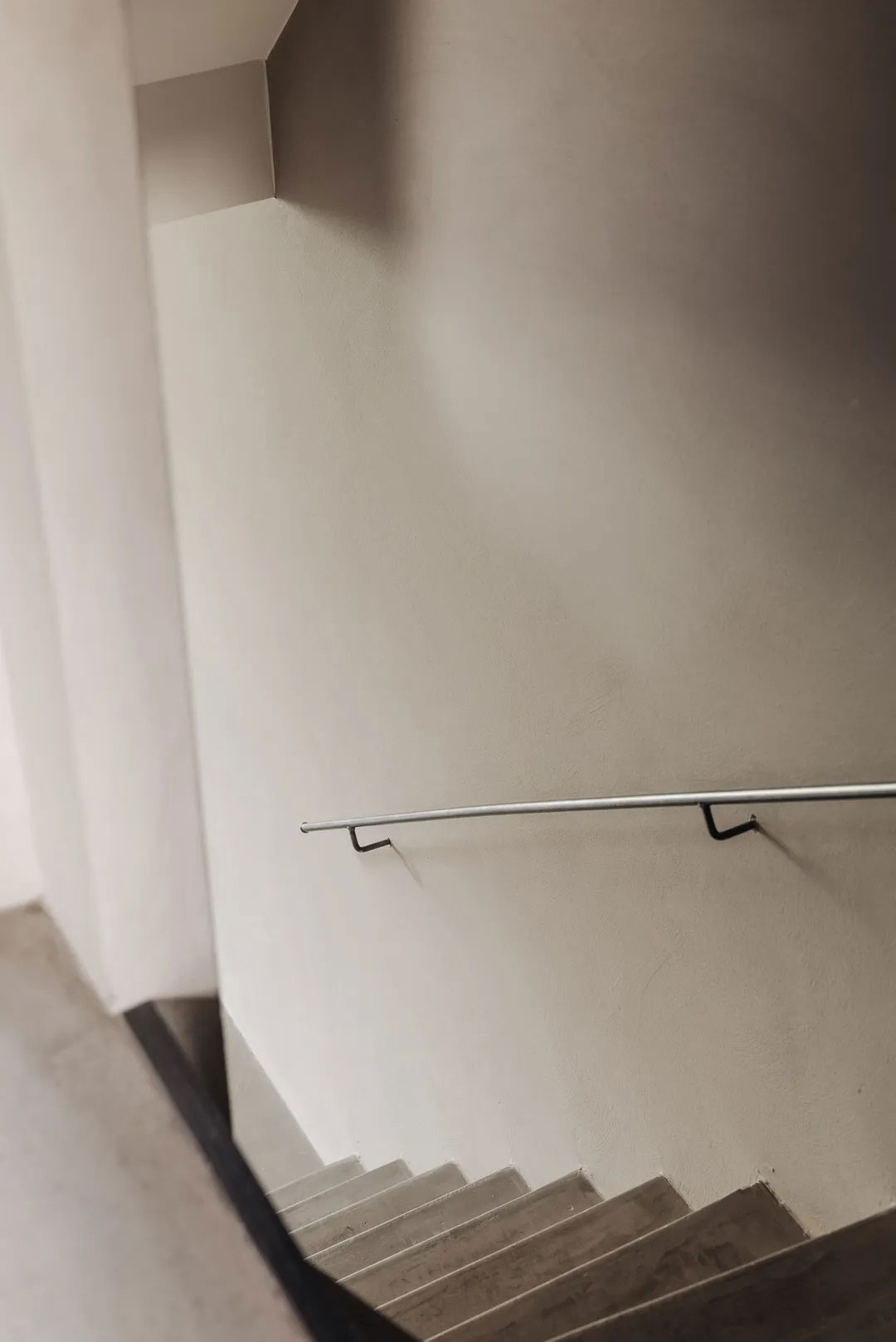 阿姆斯特丹运河公寓的自然极简设计-20