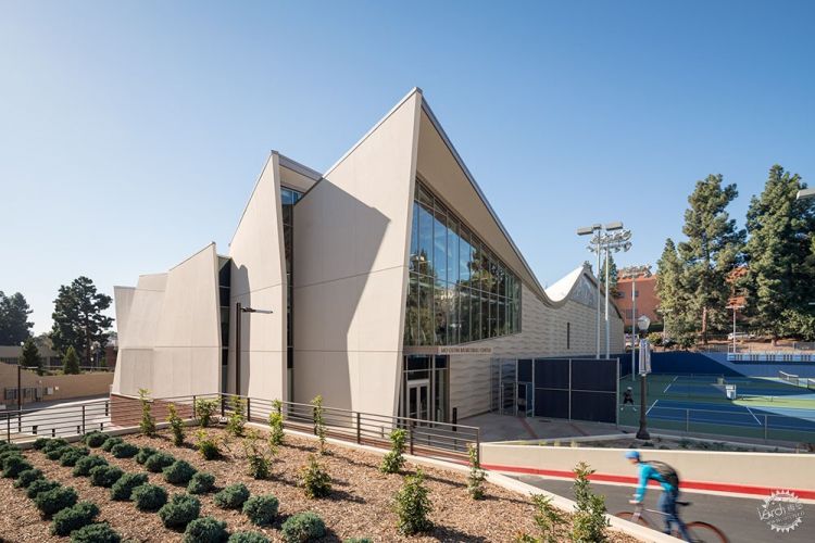 UCLA洛杉磯加洲大學籃球運動場：一個帶有魚鰭狀嵌板與波浪屋頂的建築。 - WEHOUSE-0