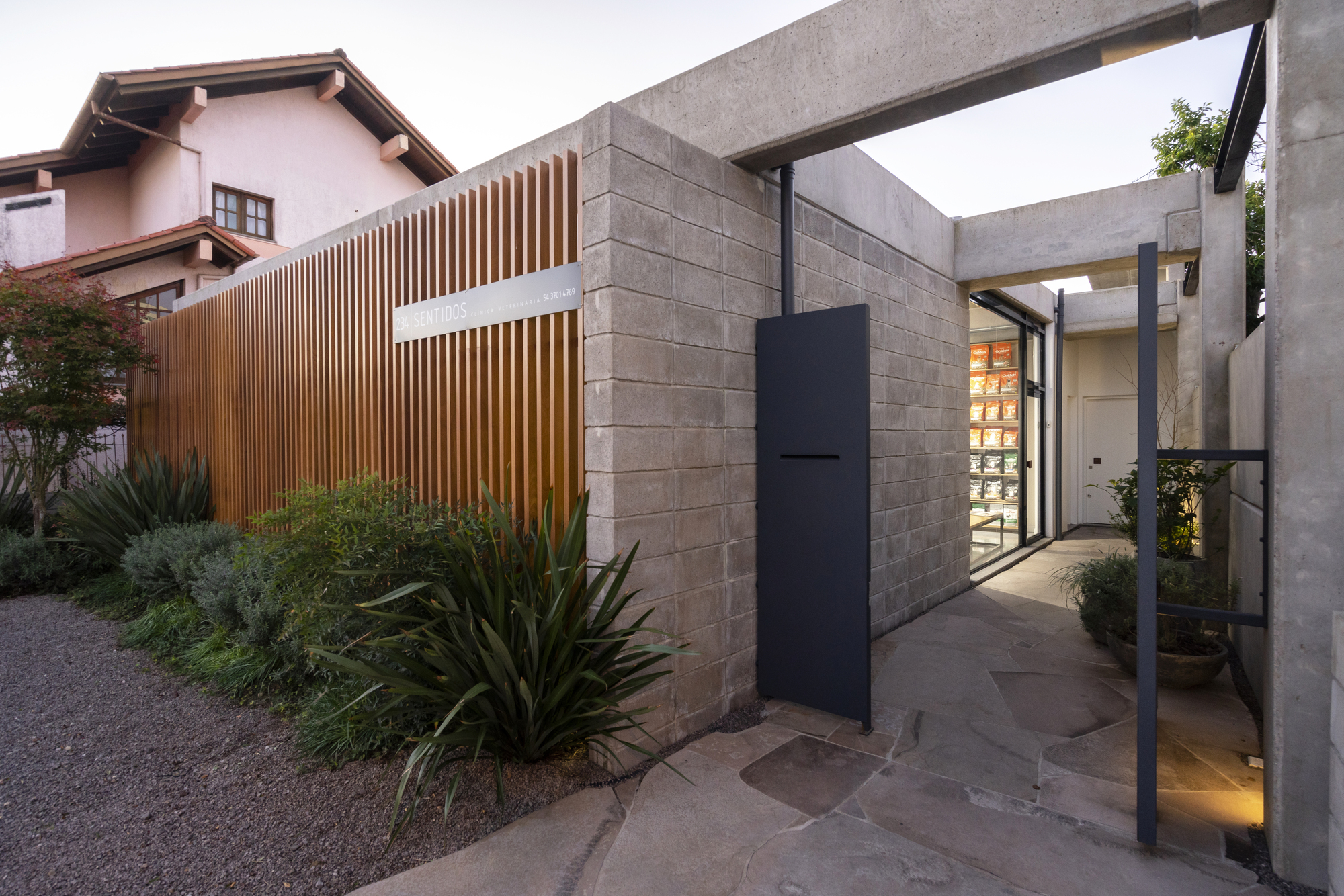 Sentidos Veterinary Clinic / OCRE arquitetura-21