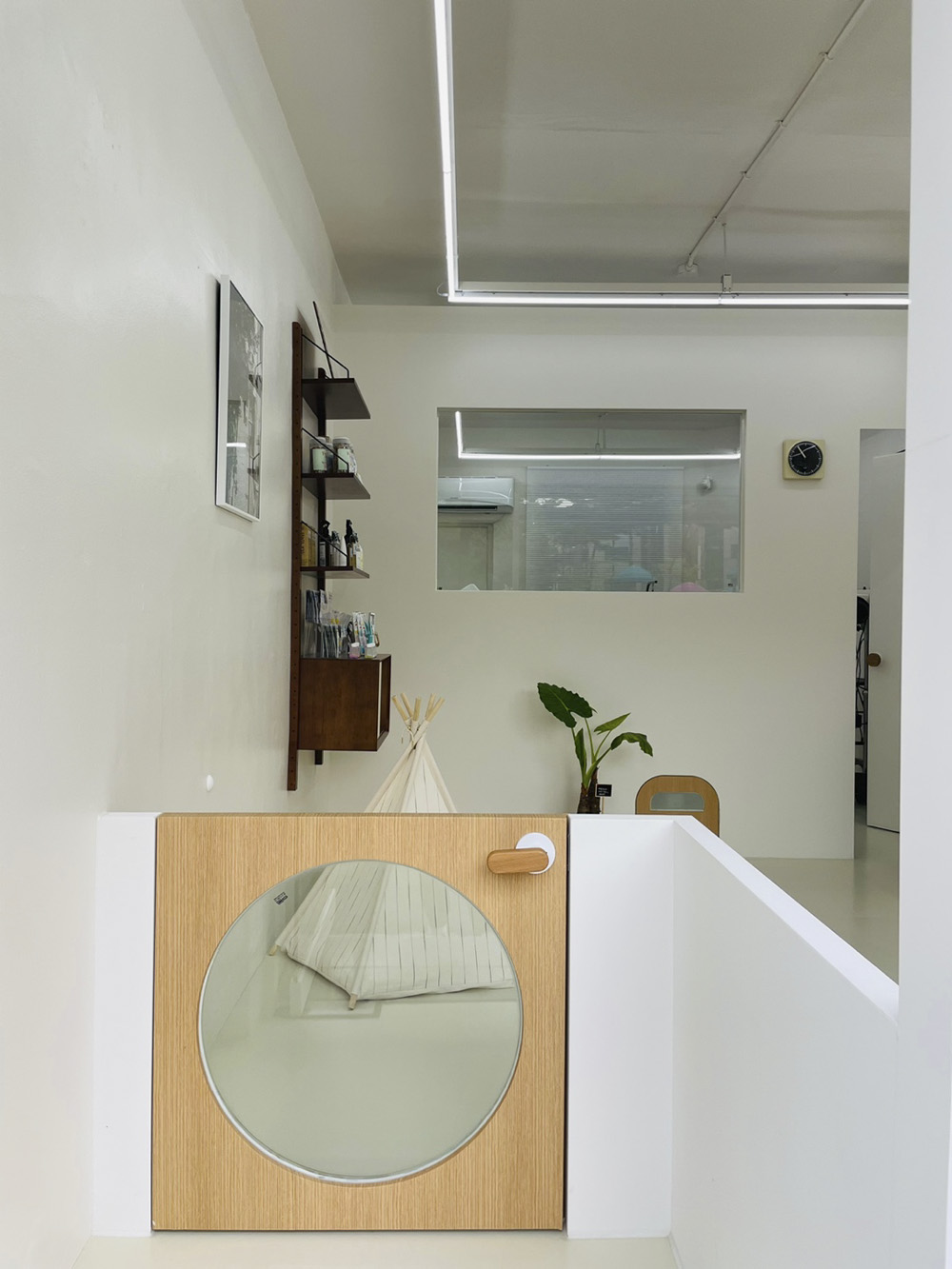 白色简约美容沙龙设计，展现极致舒适体验-10