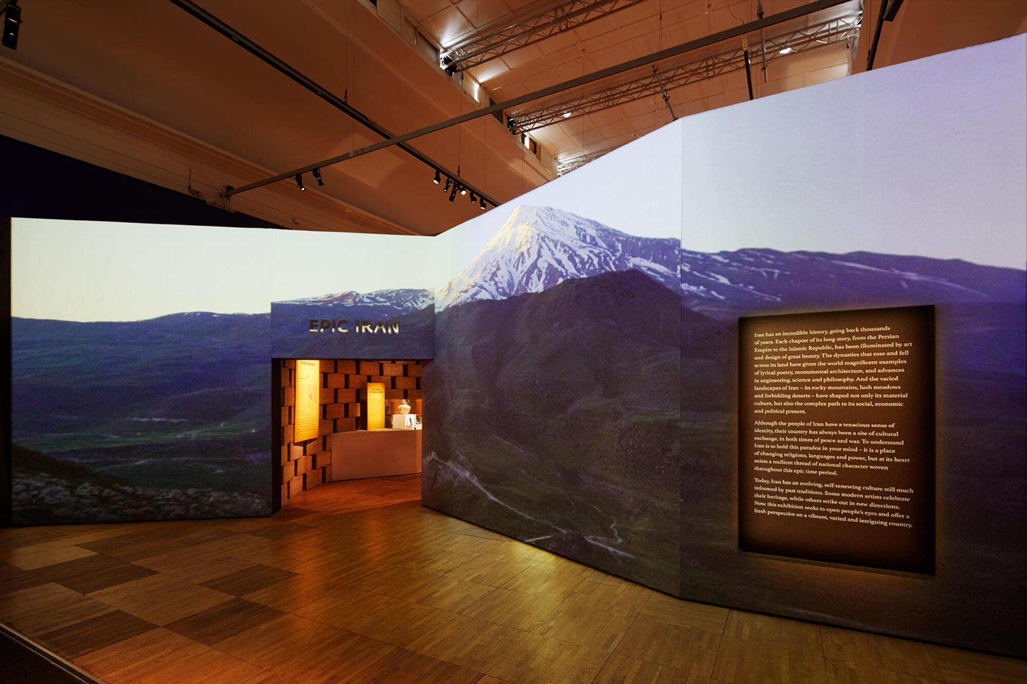 维多利亚和阿尔伯特博物馆的伊朗史诗特展（注：V&A一般指英国维多利亚和阿尔伯特博物馆，如果这里不是该含义，请提供更多背景信息） 丨英国伦敦丨Gort Scott-20