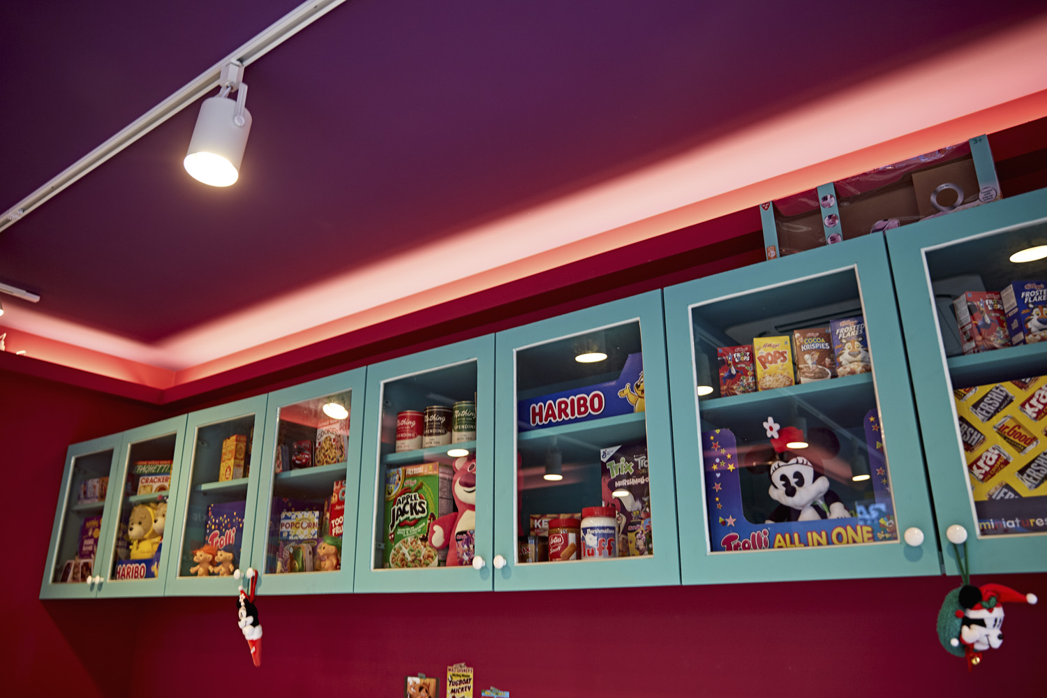 色彩缤纷的 12 平米可爱蛋糕店室内设计-14