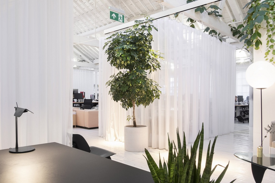 伦敦科技公司可调节式办公空间,灵活利用自然光与绿植-11