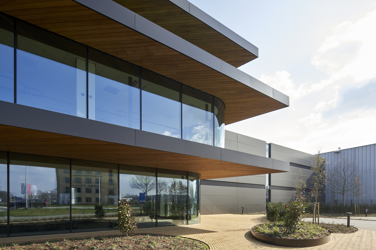 荷兰 VDG 总部大楼,绿色环境中的现代办公空间-16