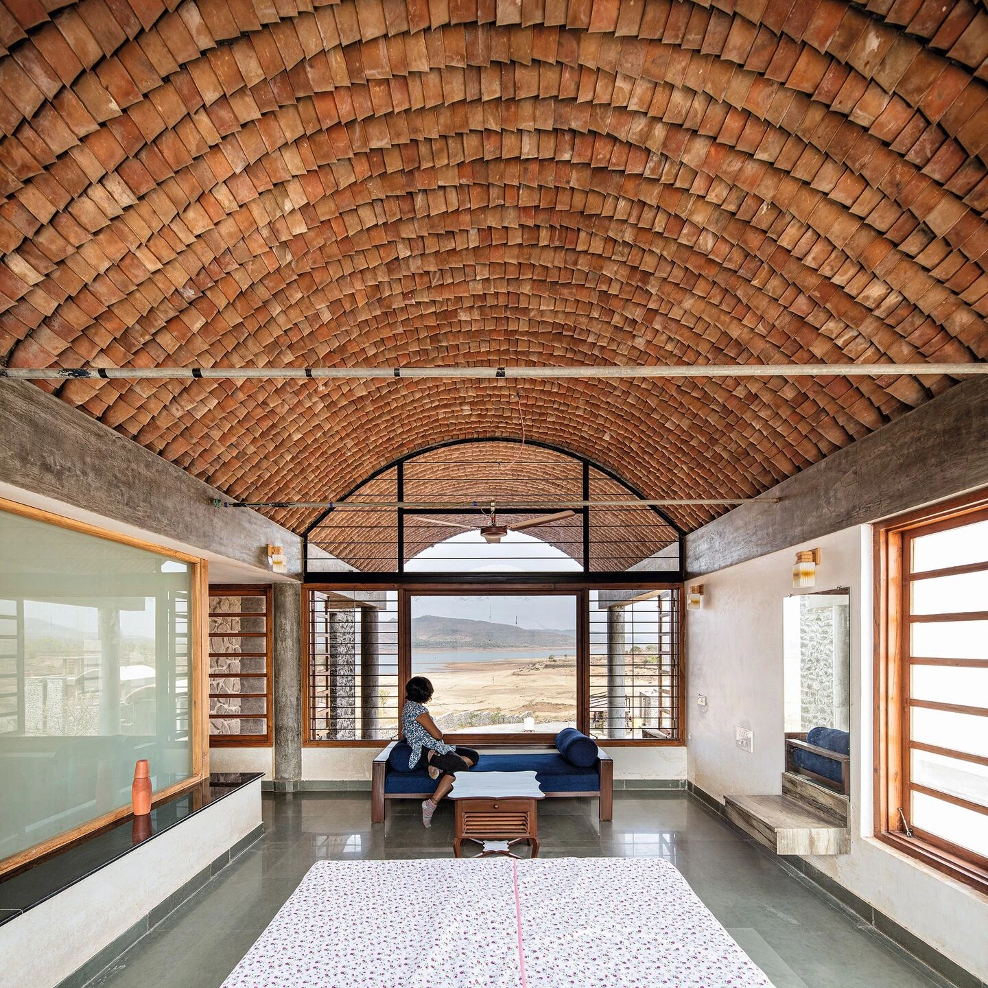 印度 Brahmangarh 地区自然石材与陶土砖和谐共生住宅丨Anupama Kundoo Architects-19