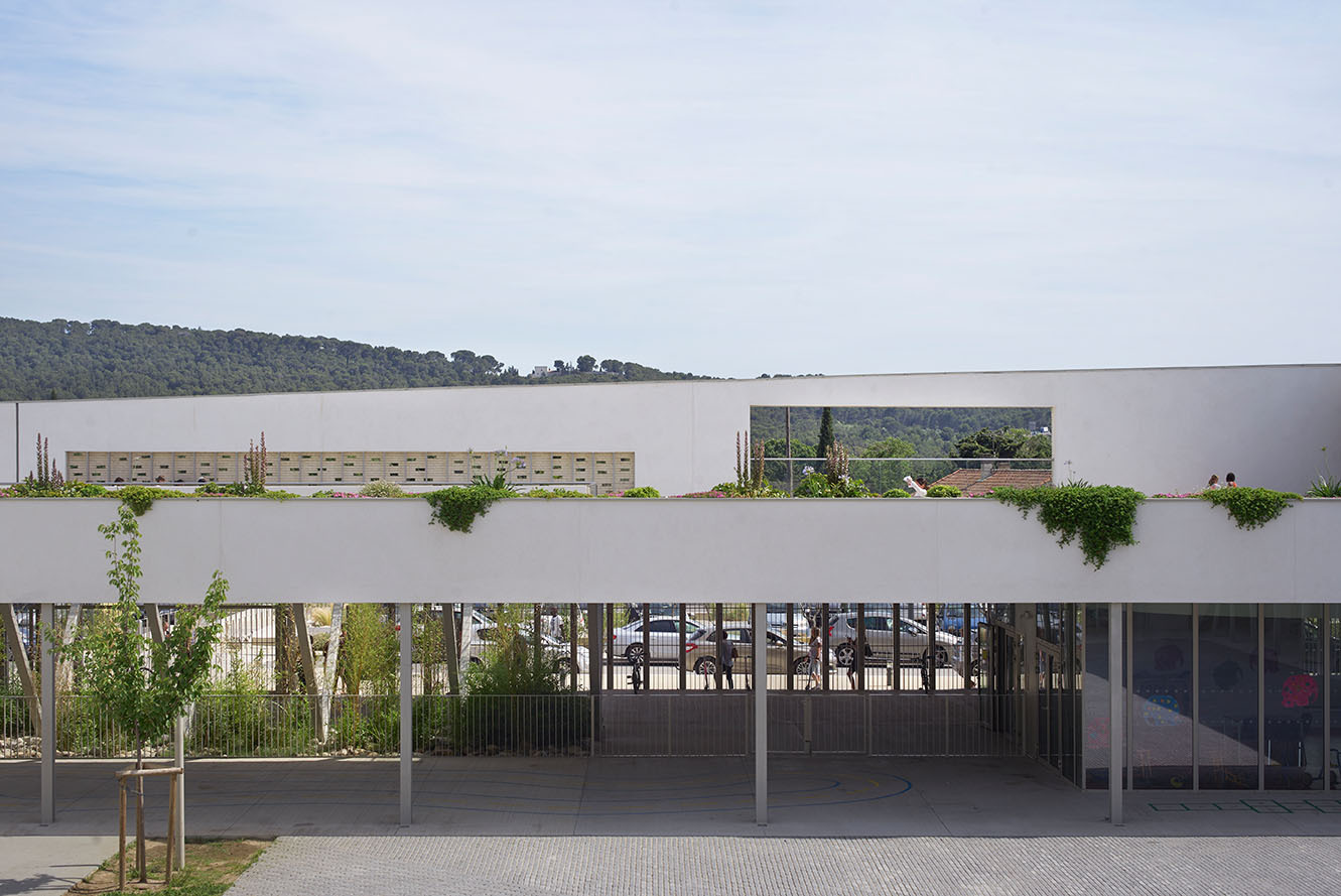 法国 Pomme de Pin 学校建筑群 | 室内景观丰富，融入自然-57