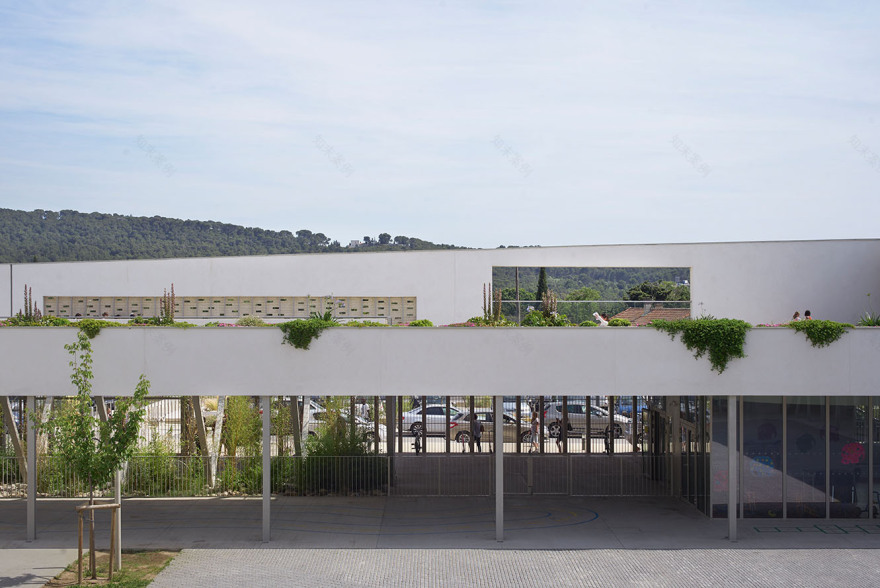 法国 Pomme de Pin 学校建筑群 | 室内景观丰富,融入自然-57