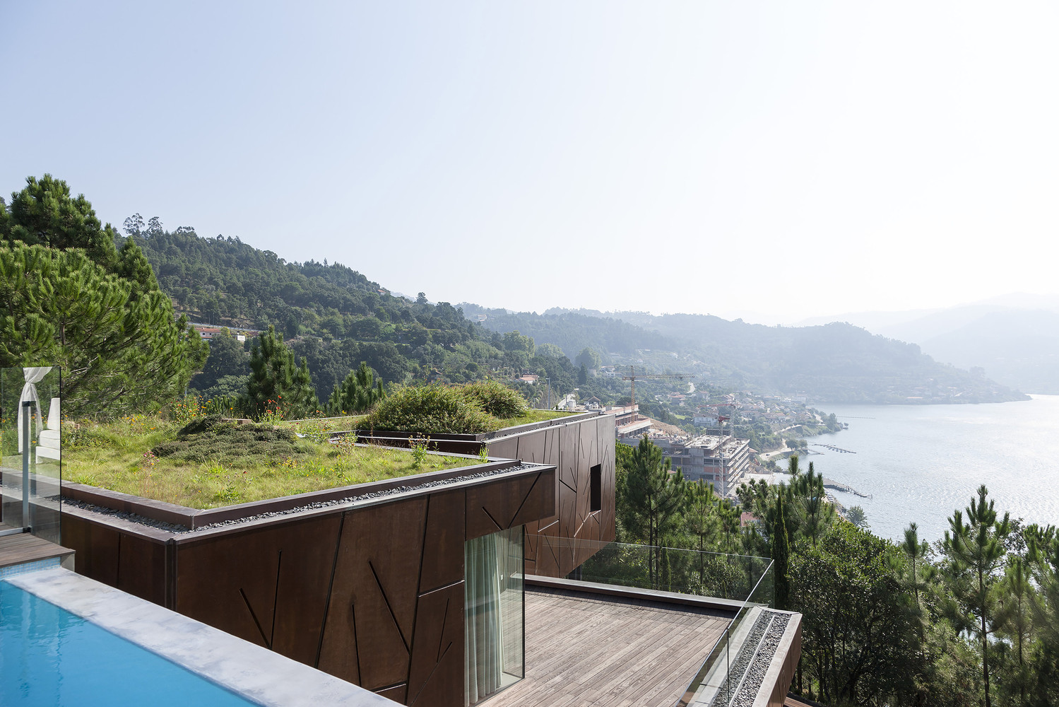 葡萄牙杜罗河谷的现代别墅-3