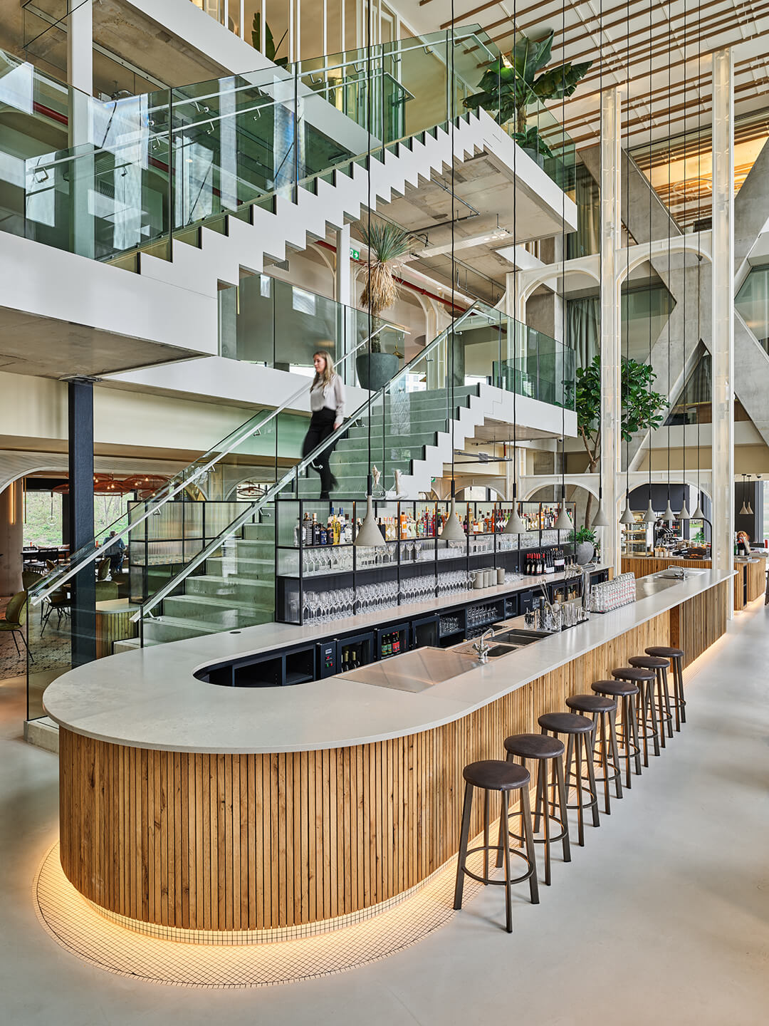 荷兰 QO 酒店绿色餐饮空间-3