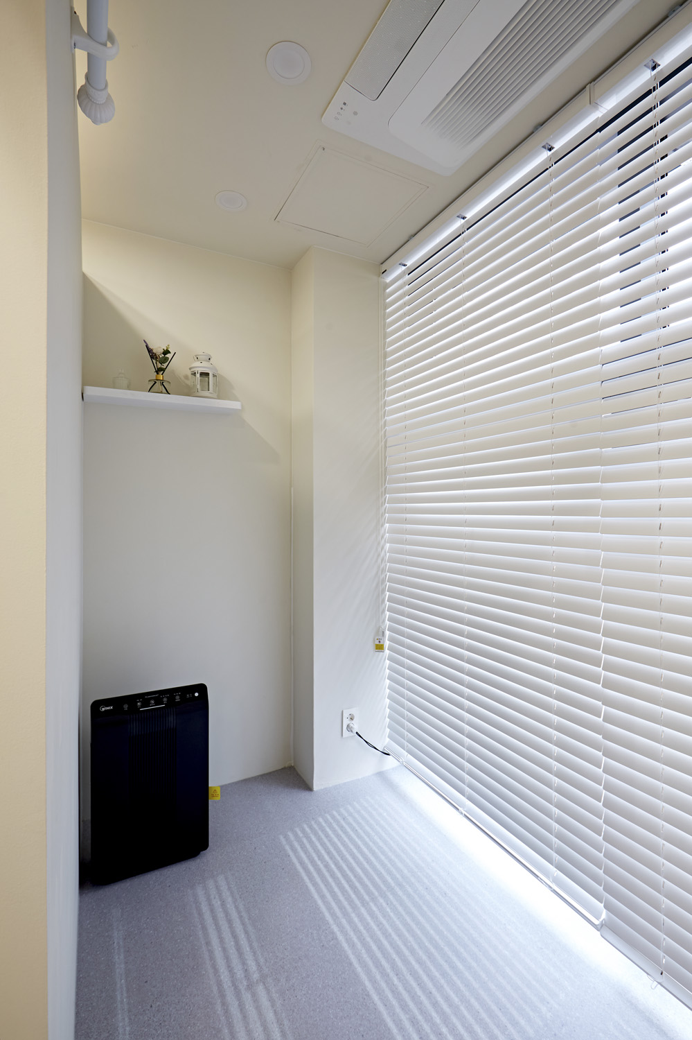 白色简约小型指甲沙龙设计-11