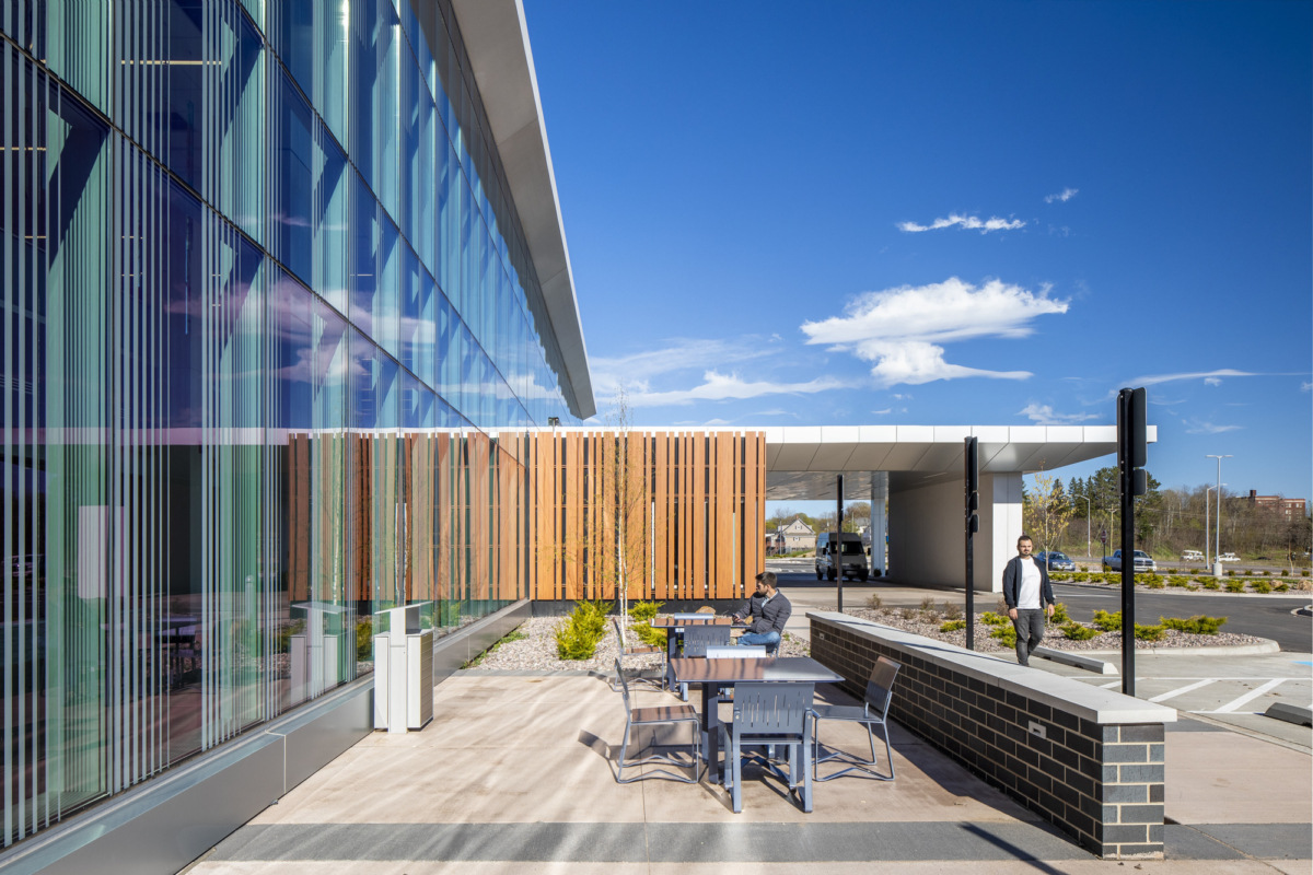 Michigan 雪城中心新建医疗中心，融入自然环境的现代设计-13