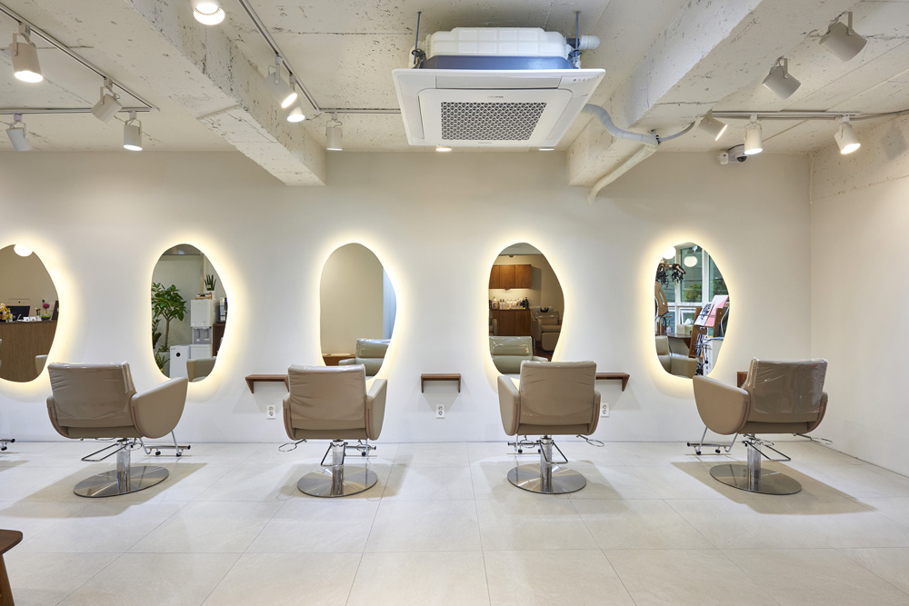 27 平米现代美容院，极简白色与温暖木调的精致空间-4