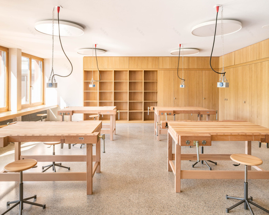 瑞士 Bazenheid 小学教育建筑,灵活教学空间与自然主题户外设施-12