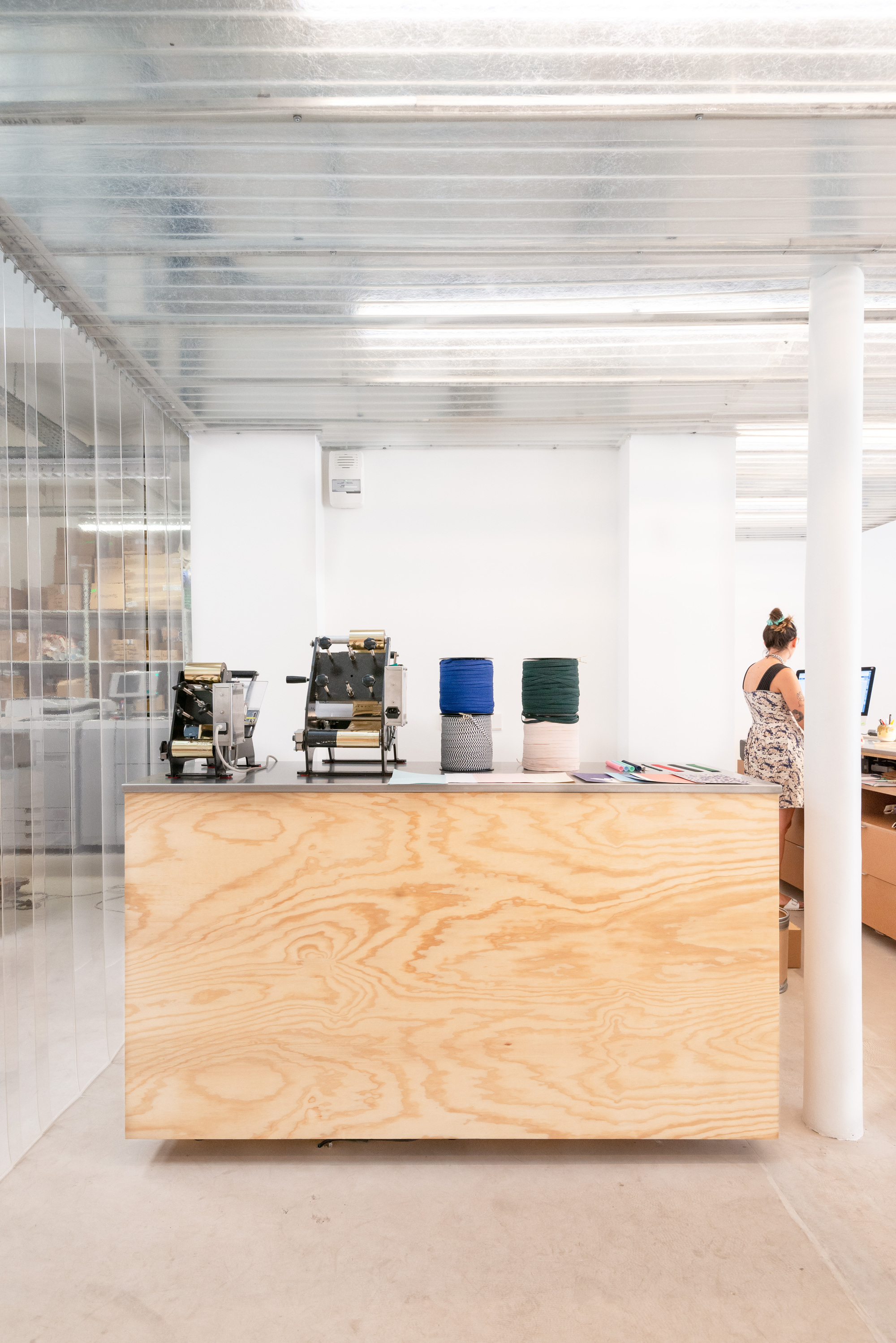 巴黎 Papier Tigre 纸品店革新设计,呈现极简风格与材料运用-3