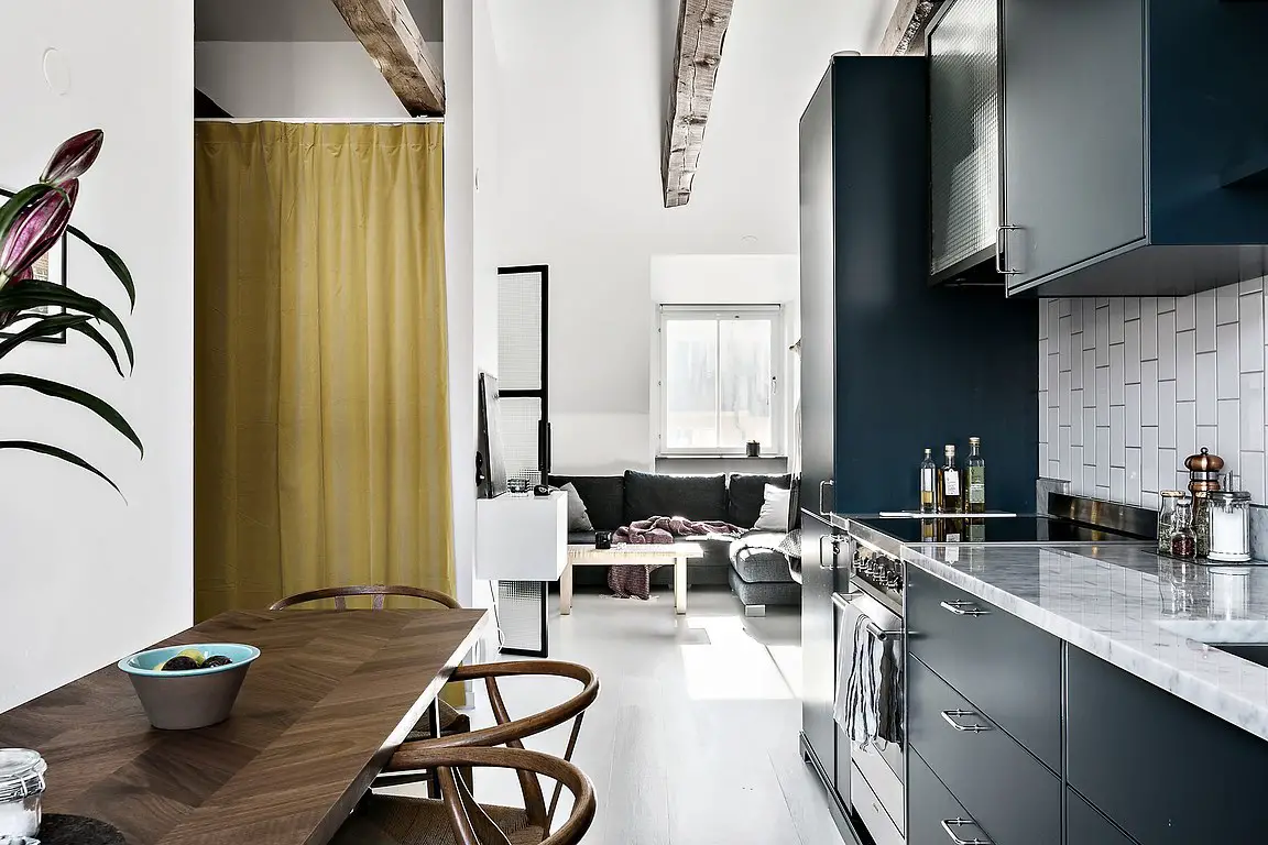 阁楼公寓的现代革新 | 玻璃隔墙与悬挂式吊床-11