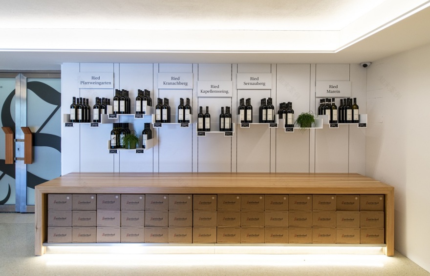 奥地利酒庄 Sattlerhof 销售空间设计丨umdasch Store Makers-0