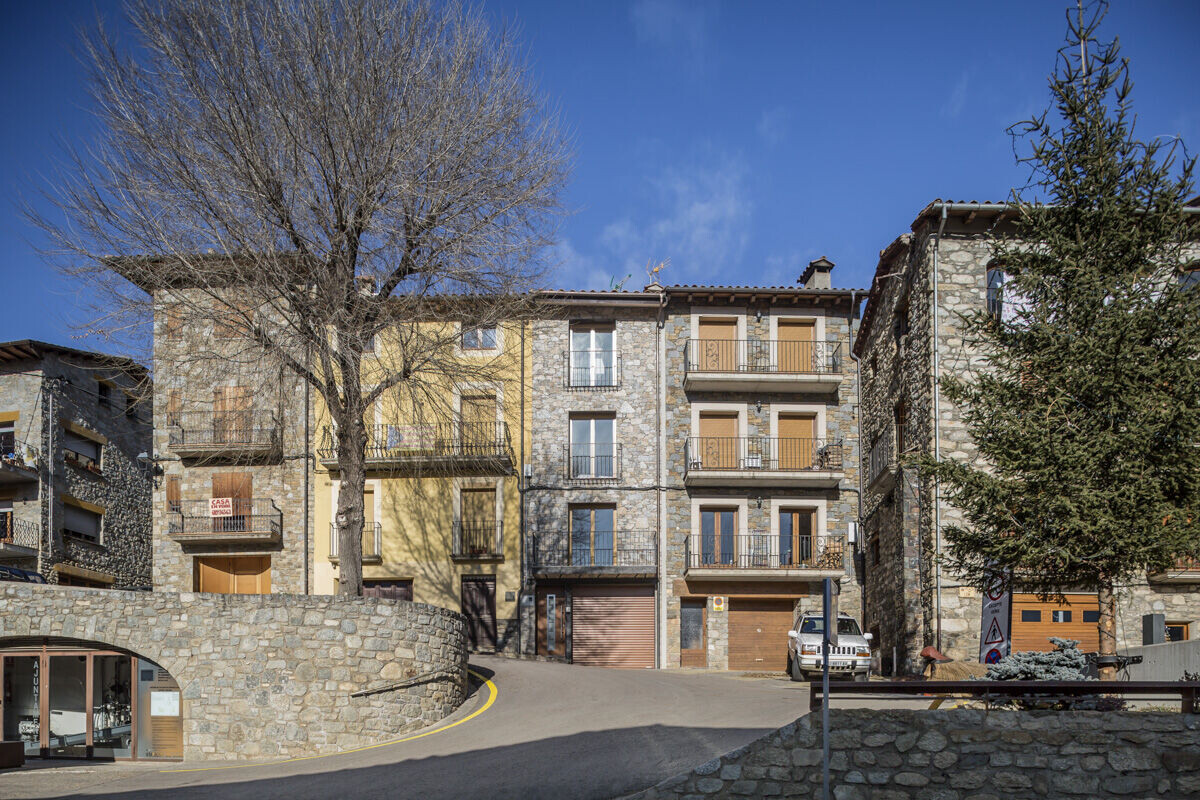 西班牙传统材料与现代结构共生之家-20