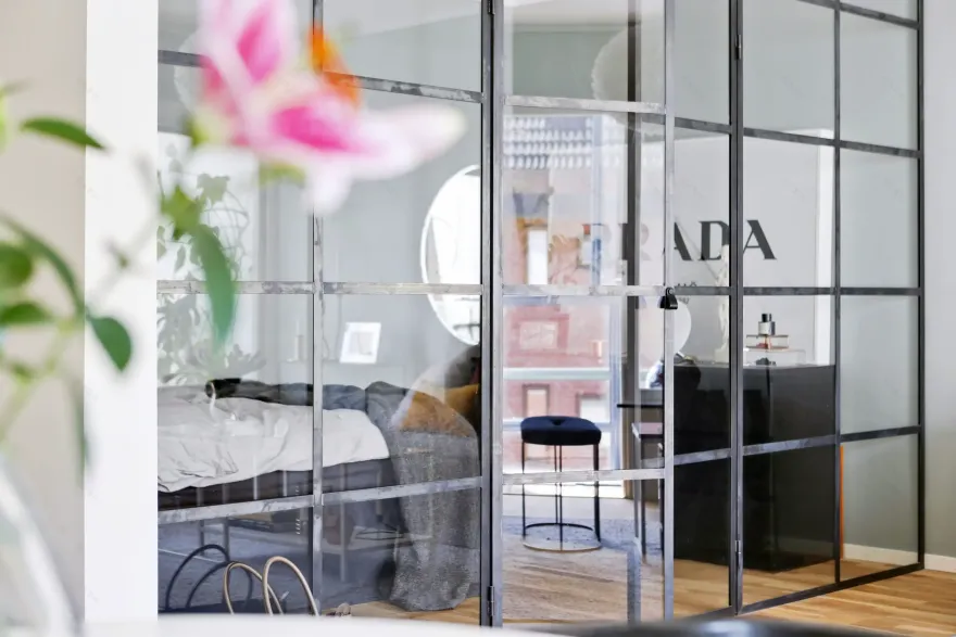 46 平瑞典公寓卧室玻璃隔断设计-6