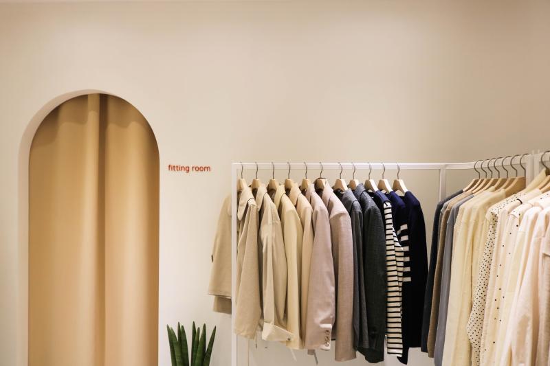 简约时尚的 7 坪服装店设计-5