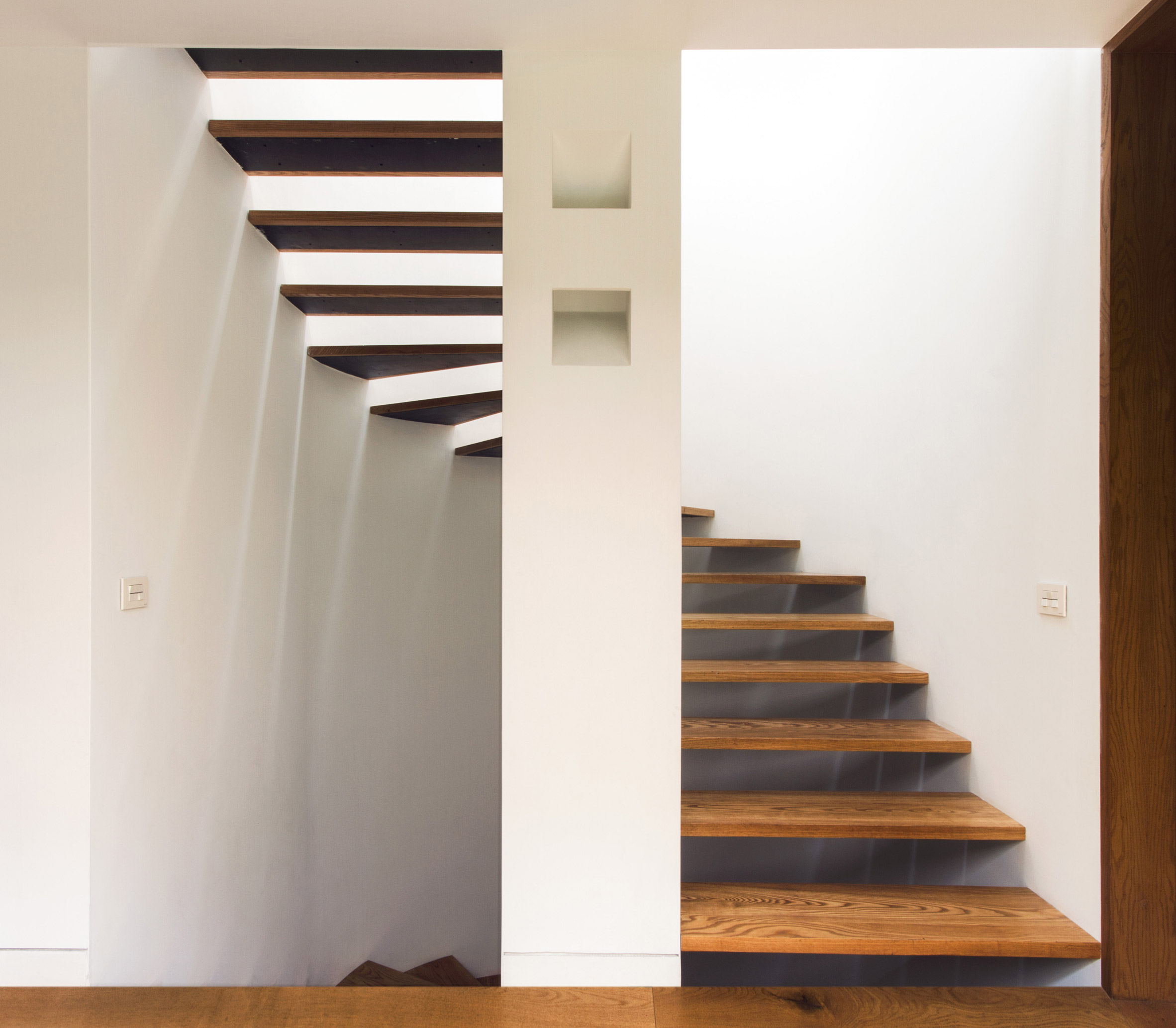 Andres Stebelski elevates clay "cube-shaped" house near Mexico City wood-17