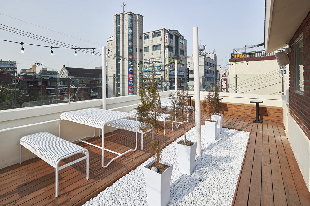 白色与木纹，27 平米高级咖啡厅设计-11