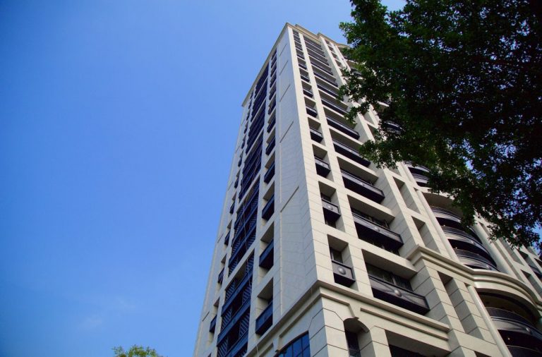 重複與韻律之美：三角形鏤空白色鋁板的應用。 - WEHOUSE-19